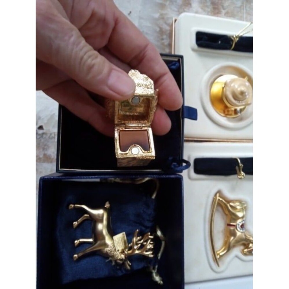 Vintage Estee Lauder Collectible Perfume Compacts - Picture 9 of 12
